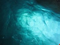 acqua chiara in grotta azzurra