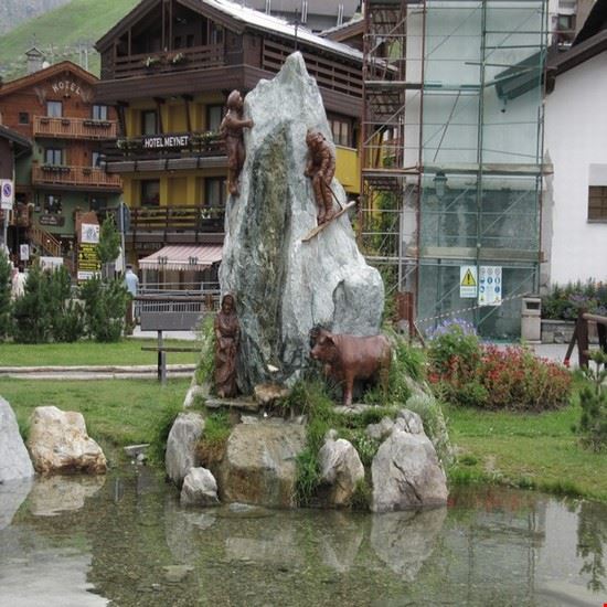 Si trova vicino alla chiesa di Santa Maria Regina a Cervinia .  