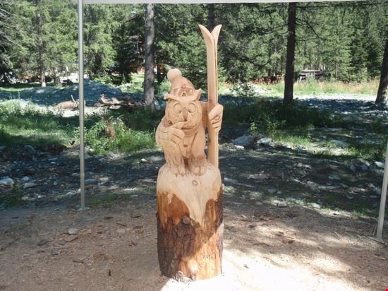  artisti valdostani hanno realizzato con i tronchi le sculture in legno. Si trovano nella pineta tra Champoluc e Frachey in Val d'Ayas  