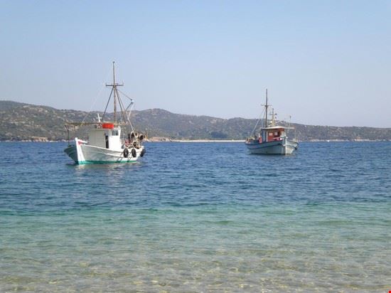  Particolare di questa bellissima spiaggia è la presenza perenne di due barche da pesca, usate dalla taverna di fronte alla spiaggia per rifornirsi di pesce fresco  