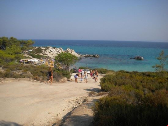  Strada per l'affollata seppur bella Red Beach. Sconsigliata il pomeriggio, perchè diventa una specie di discoteca!  