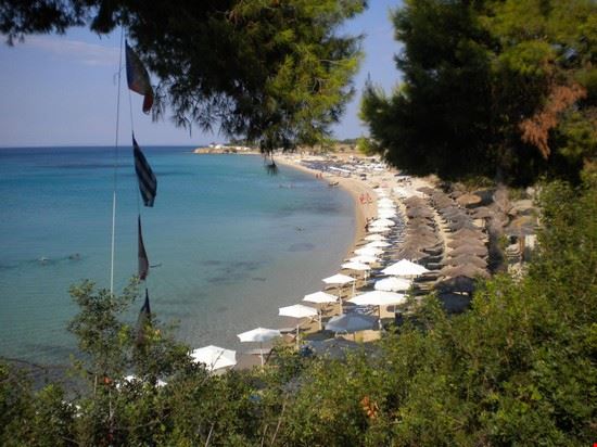  Spiaggia di Agios Yohannis, con un'acqua cristallina.  