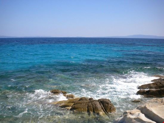  Vista dagli scogli del mare aperto di Karydi Beach  