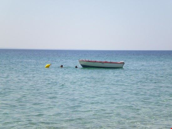  Barca di pescatori ancorata vicino alla spiaggia di Lagomandra  