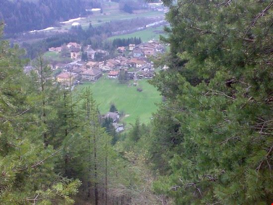  tutto attorno al paese ci sono belle passeggiate nel bosco  