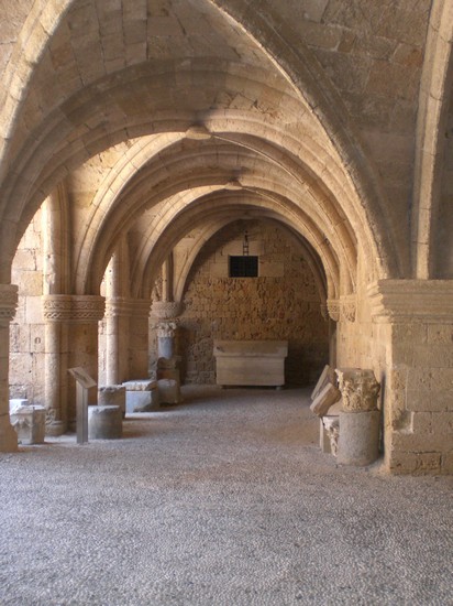 sotto le volte del Palazzo del Gran Maestro