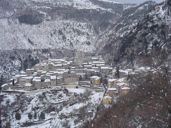 Via di Polino imbiancato dalla neve