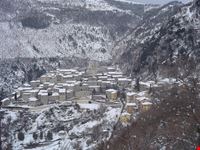 Via di Polino imbiancato dalla neve