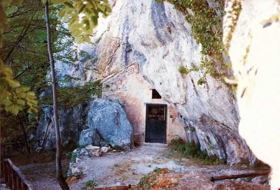  Piccolo eremo dove S.Benedetto da Norcia si ritirava a pregare, nei pressi dell'abazia di S.Domenico a Trisulti  