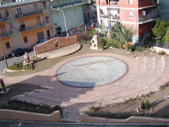  anfiteatro Triei (qua si svolgono tutte le manifestazioni x le feste  
