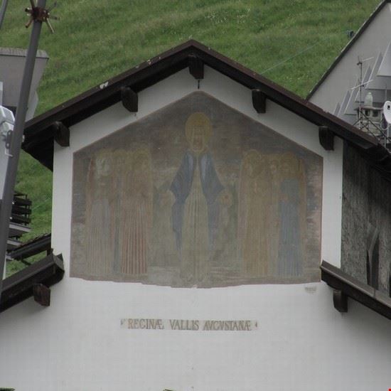  Parte superiore della  facciata della Chiesa di Santa Maria Regina a Cervinia .  