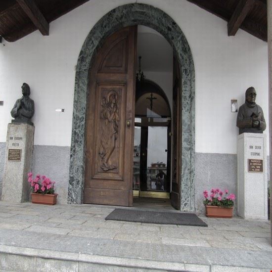  Ingresso della Chiesa Santa Maria Regina a Cervinia .  