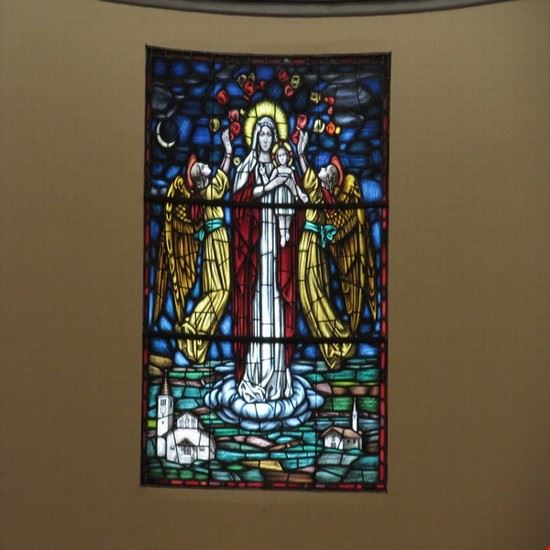  Vetrata all' interno della chiesa Santa Maria Regina a Cervinia .  