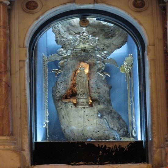  Statua della Madonna del Frassino posta all' interno del Santuario omonimo .  