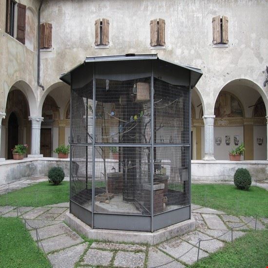  Chiostro del Santuario della Madonna del Frassino ; al centro c' è una voliera .  
