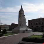 Monumento in Piazza Saffi