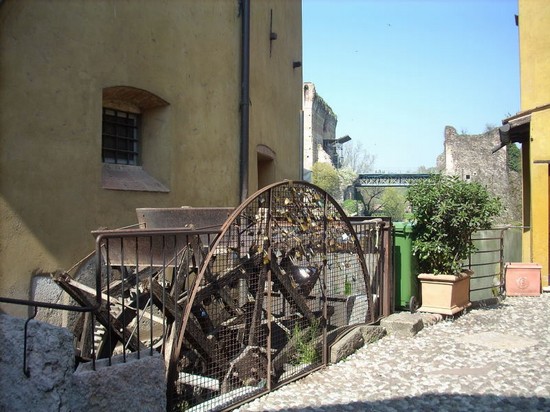Ruota di vecchio mulino a Borghetto