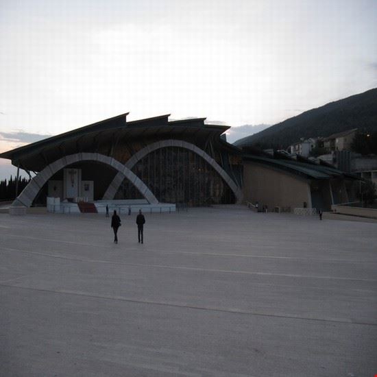 Santuario di Padre Pio Esterno chiesa di primo mattino .  