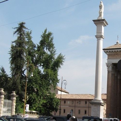  La colonna della Madonna del Fuoco si trova vicino al Duomo a Forlì .  