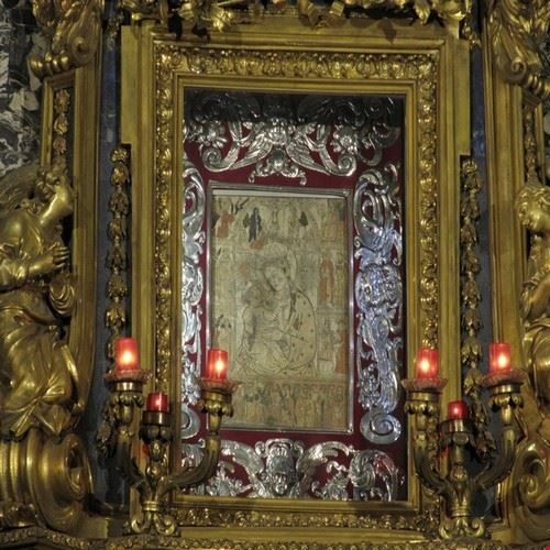  L' immagine della Madonna del Fuoco si trova all' interno del Duomo a Forlì .  