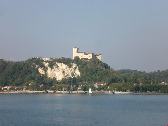  La Rocca Borromea di Angera vista dal Lido di Arona  