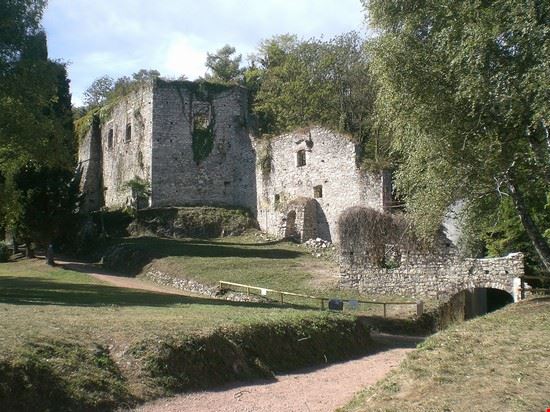  Ruderi dell'antica fortificazione al Parco della Rocca Borromea  