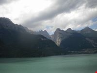 lago di molveno con il gruppo del brenta