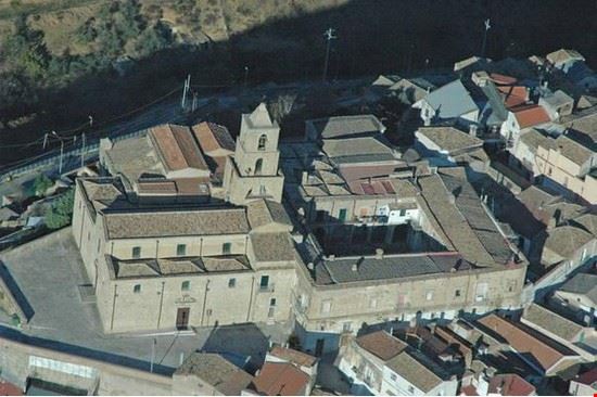 Grottole La Chiesa di Santa Maria Maggiore sorge in uno dei punti più alti del paese. E'dedicata a Santa Maria e fu donata nel primo decennio del XVI secolo, dal feudatario di Grottole, Onorato III Gaetano dell'Aquila d'Aragona ai frati domenicani, dopo essere stata tolta al clero secolare. Per circa trecento anni fu in possesso dei frati della regola di San Domenico, che vi costruirono il convento annesso. Il cinquecentesco Convento Domenicano fu soppresso nel 1809. L'interno della chiesa è composto da tre navate, oltre al Cappellone del Santissimo Sacramento. Il Convento dei Frati Predicatori o Domenicani, costruito a partire dal XVI sec. fu realizzato a ridosso della Chiesa e poteva ospitare, di norma, fino ad una trentina di frati. Aveva un chiostro, la sala refezione, le celle per i frati, un frantoio, una cantina, un mulino, una biblioteca, la cucina, delle stanze adibite a deposito ed una porta d'accesso alla Chiesa di Santa Maria Maggiore.  