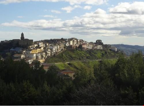 Grottole Gli scorci di Grottole lasciano il turista a bocca aperta, qui la  civiltà si è integrata perfettamente nella natura e ovunque si volga l'occhio si scoprono paesaggi puri e incontaminati.  