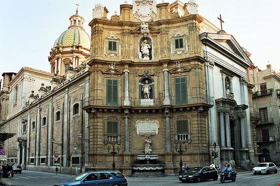 Il centro storico I Quattro Canti del centro storico di Palermo Bernhard J. Scheuvens - Creative Commons Attribution-Share Alike 2.5 Generic Bernhard J. Scheuvens