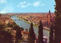Veduta panoramica della città e del fiume