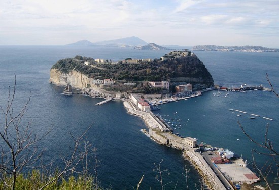 Nisida vista dal parco Virgiliano