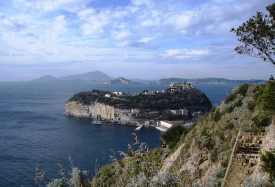 Nisida vista dal parco Virgiliano