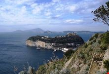 nisida vista dal parco virgiliano napoli