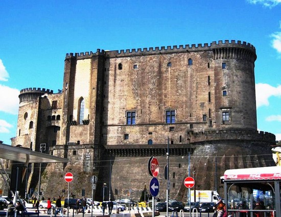 Castello del Maschio Angioino visto dal Porto