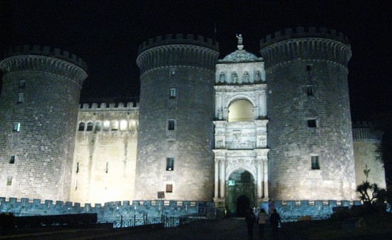 Maschio Angioino di notte