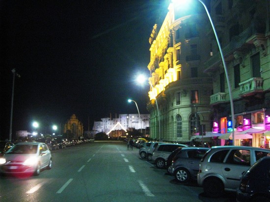 Via Partenope di notte
