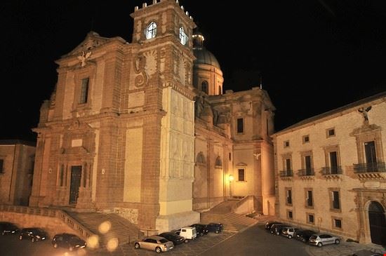 Cattedrale Imponente, austera, non ci si stanca di ammirarla  