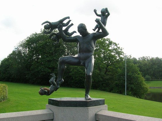 statua di equilibrista nel vigeland park