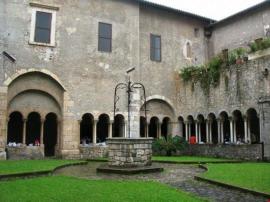 Abbazia di Valvisciolo Il chiostro dell'Abbazia di Valvisciolo Mentnafunangann - CC-BY-SA-3.0 Mentnafunangann