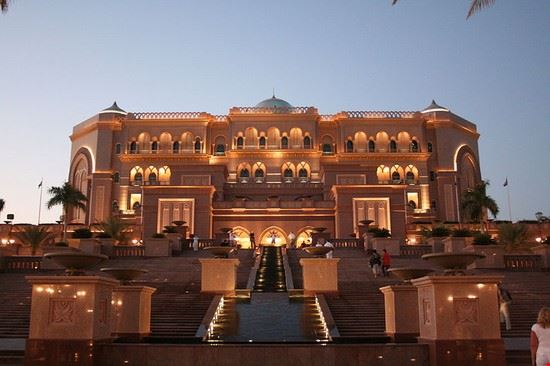 Emirates Palace Emirates Palace, l'hotel simbolo del lusso di Abu Dhabi. Poco a poco - CC-BY-SA-3.0 Poco a poco