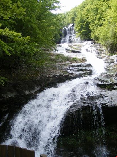  Con lo sciogliersi della neve, la cascata, a maggio, esprime tutta la sua bellezza e imponenza.  