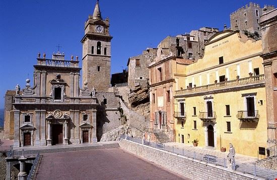 Cattedrale di San Giorgio Martire Il Duomo di Caccamo intitolato a S. Giorgio Martire, primo Patrono della città, edificato ex novo nel XVII secolo.  