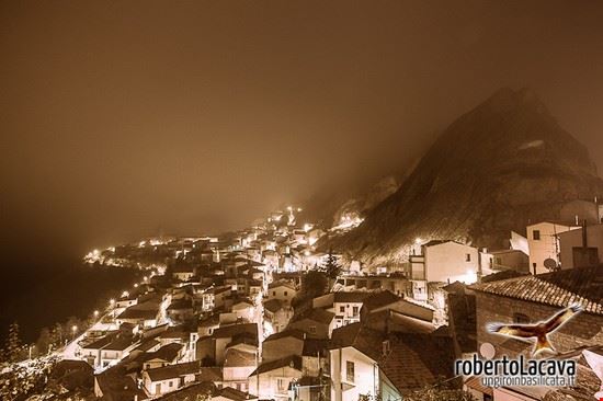  Pietrapertosa avvolta nella nebbia  