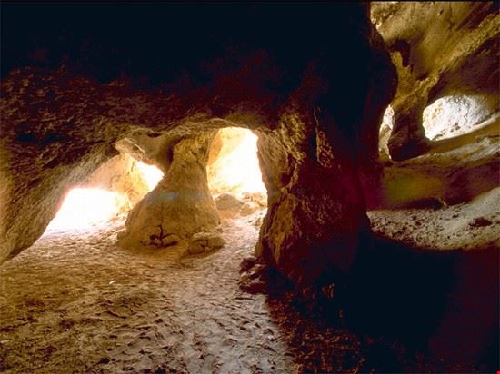 Risultati immagini per la grotta dell'allume a vulcano