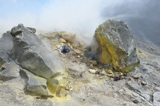 Fumarola sull'orlo craterico