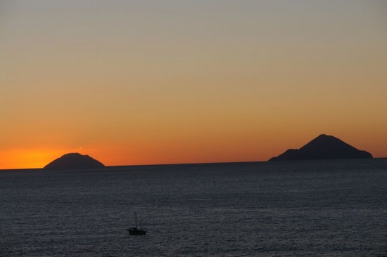 Alicudi e Filicudi al tramonto viste da Vulcano