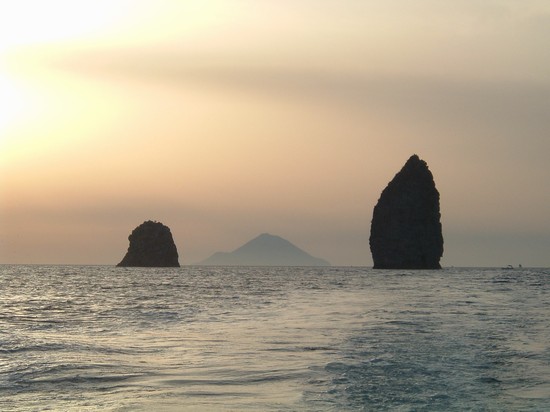 Filicudi tra i faraglioni di Lipari