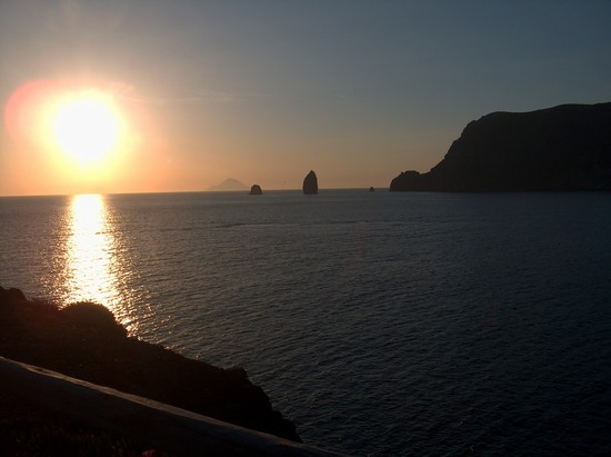 Tramonto - sullo sfondo Filicudi ed i Faraglioni di Lipari