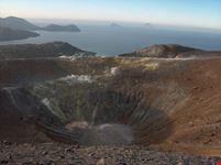 Veduta dalla cima del vulcano - sullo sfondo Lipari, Panarea e Stromboli